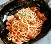 Паста с морепродуктами в томатном соусе