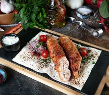 Люля-кебаб из курицы с чесночным соусом и маринованными томатами черри