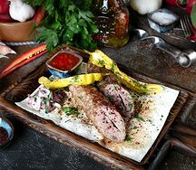 Люля-кебаб из говядины с соусом томатная сальса и маринованным перцем