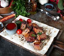 Шашлык из свинины с соусом BBQ и маринованными черри