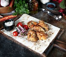 Шашлык из куриного бедра с чесночным соусом и маринованными черри