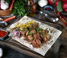 Шашлык из баранины с соусом томатная сальса и маринованным перцем