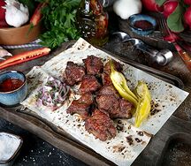 Шашлык из говядины с соусом томатная сальса