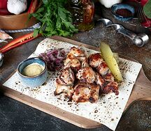 Шашлык из бедра индейки с горчичным соусом и маринованным огурцом