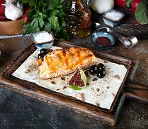 Стейк из сёмги с чесночным соусом и маслинами