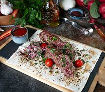 Люля-кебаб из баранины с соусом томатная сальса и маринованными черри