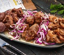 Шашлык из куриных крыльев с соусом