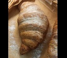 Круассан с малиной