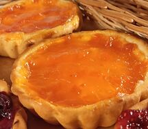 Корзиночка с кусочками персика и ванильным кремом