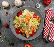 Салат Цезарь с креветками