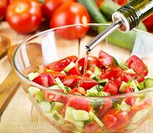 Салат из свежих помидоров и огурцов