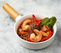 Соба с овощами и тигровой креветкой