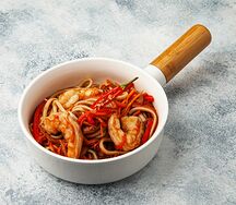 Удон с овощами и тигровой креветкой