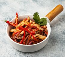 Соба с овощами и курицей