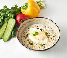 Киноа каша с яйцом пашот и соусом песто