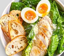 Салат Цезарь с курицей