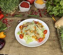 Салат Цезарь с курицей