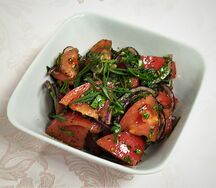 Салат с розовыми помидорами, кинзой и крымским луком