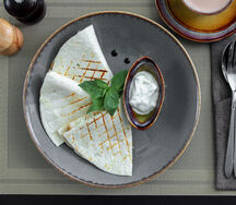 Кесадилья с курицей барбекю