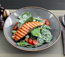 Салат Цезарь с семгой гриль