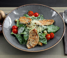 Салат Цезарь с куриной грудкой гриль