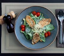 Салат Цезарь с куриной грудкой гриль