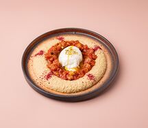 Хумус с яйцом и овощами