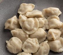 Вареные пельмени из говядины с грибами и сыром