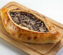 Лодочка с курицей, сыром и грибами