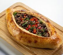 Лодочка с говядиной и помидорами