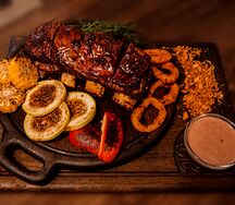 Запеченные говяжьи ребра с картофелем и овощами