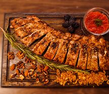 Запеченные свиные ребра с картофелем и овощами