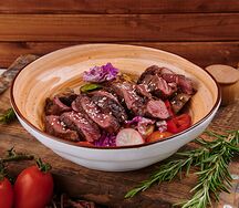 Тёплый салат с говядиной и овощами гриль