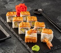 Ролл с обжаренным лососем и тигровой креветкой