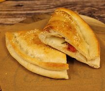 Кальцоне с томатами и зеленым луком