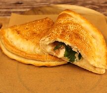 Кальцоне с тунцом и рукколой