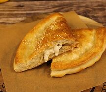 Кальцоне с курицей и грибами