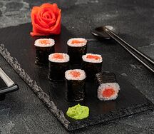 Ролл с лососем