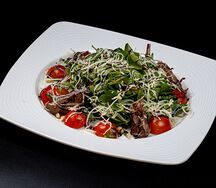 Салат теплый с куриной печенью