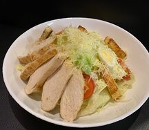 Салат Цезарь с курицей