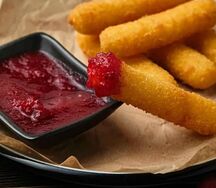 Сырные палочки с клюквенным соусом