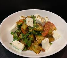 Хрустящие теплый салат с баклажанами