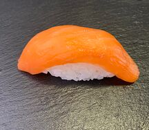 Суши с лососем