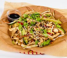 Wok с пшеничной лапшой и курицей