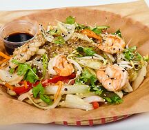 Wok со стеклянной лапшой и овощами