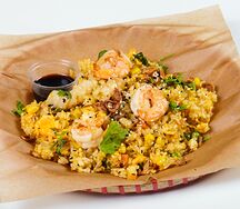 Wok с жареным рисом и говядиной