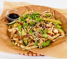 Wok с пшеничной лапшой и овощами