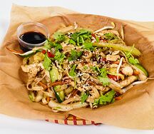 Wok с пшеничной лапшой и креветками