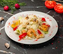 Салат цезарь с креветками