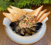 Морепродукты гриль в сливочно-сырном соусе